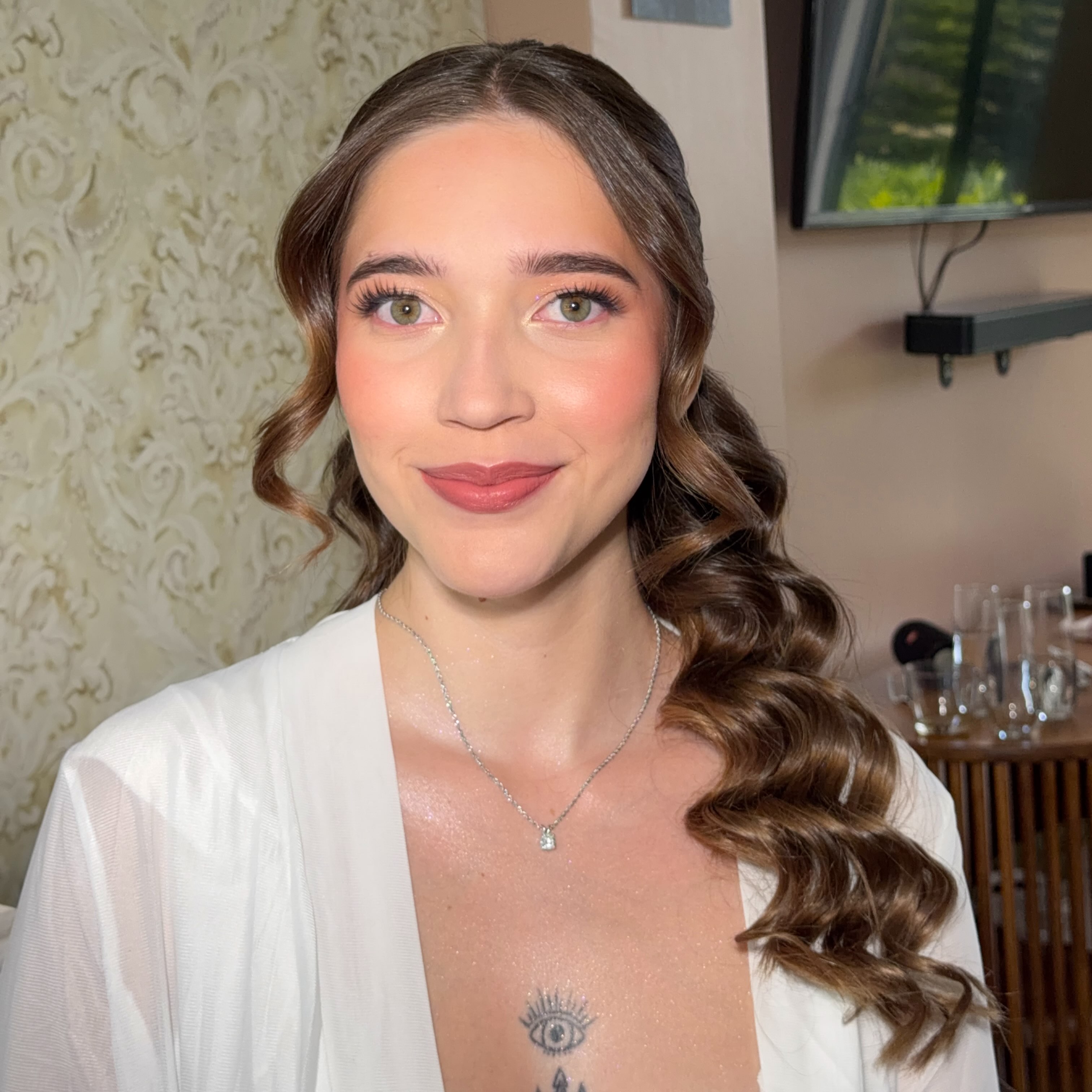 Novia con ondas suaves y piel luminosa